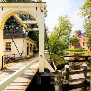 ЭКСКУРСИЯ В ЗАМКЕ ЛУНЕРСЛОТ. МОСТИК, ВЕДУЩИЙ К ЗАМКУ (фото 5)